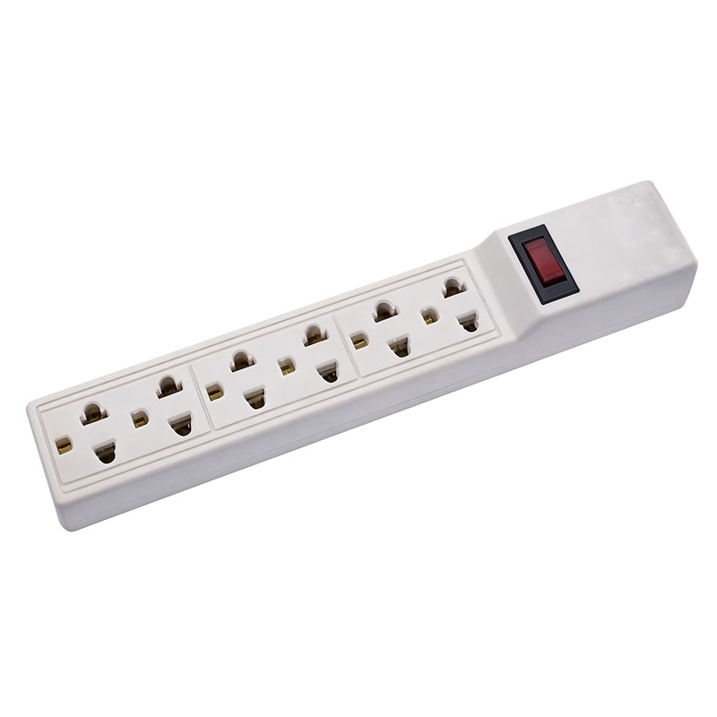 여러 개의 콘센트와 로커 스위치가 있는 미국 표준 전원 스트립